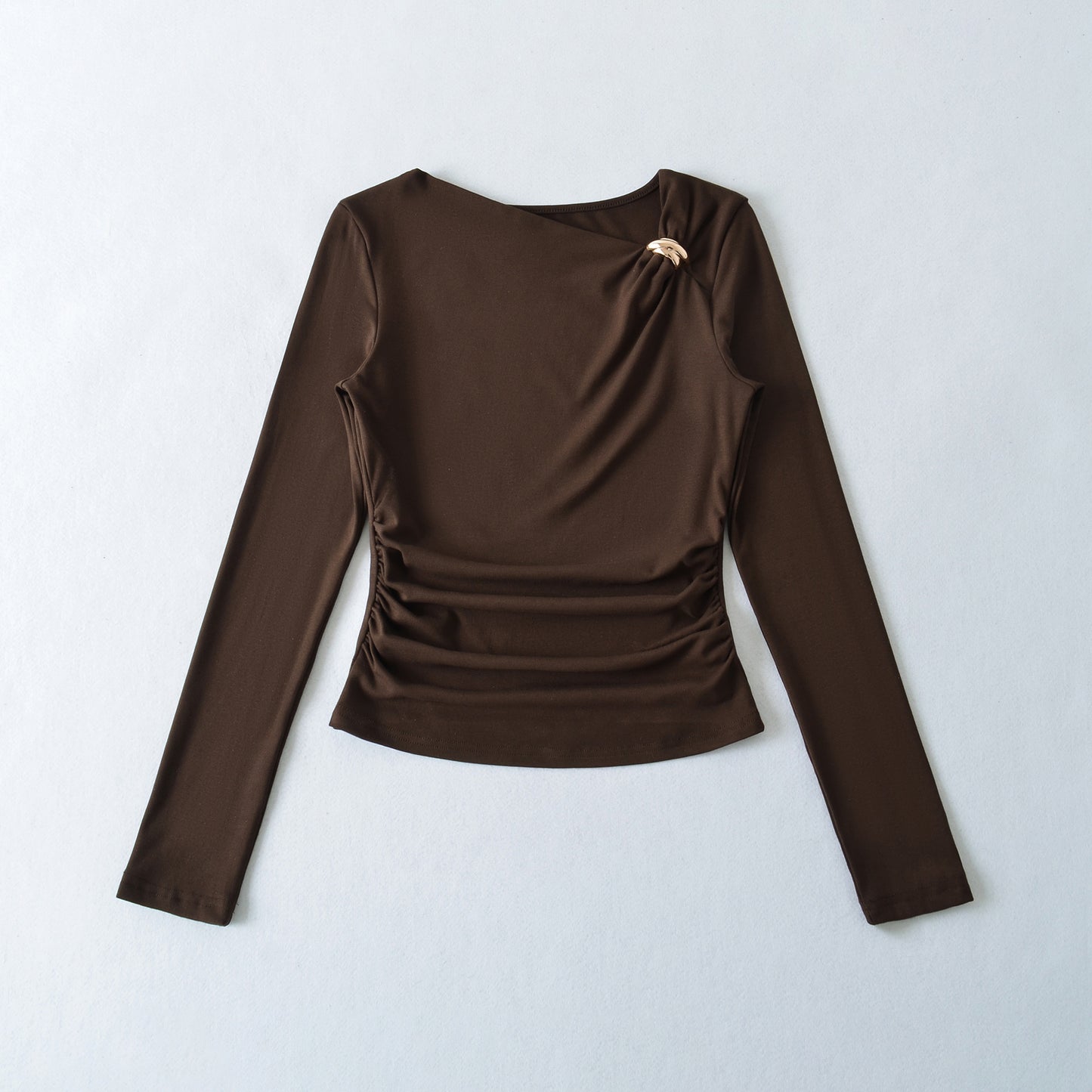 Top z dekoltem i metalową ozdobą