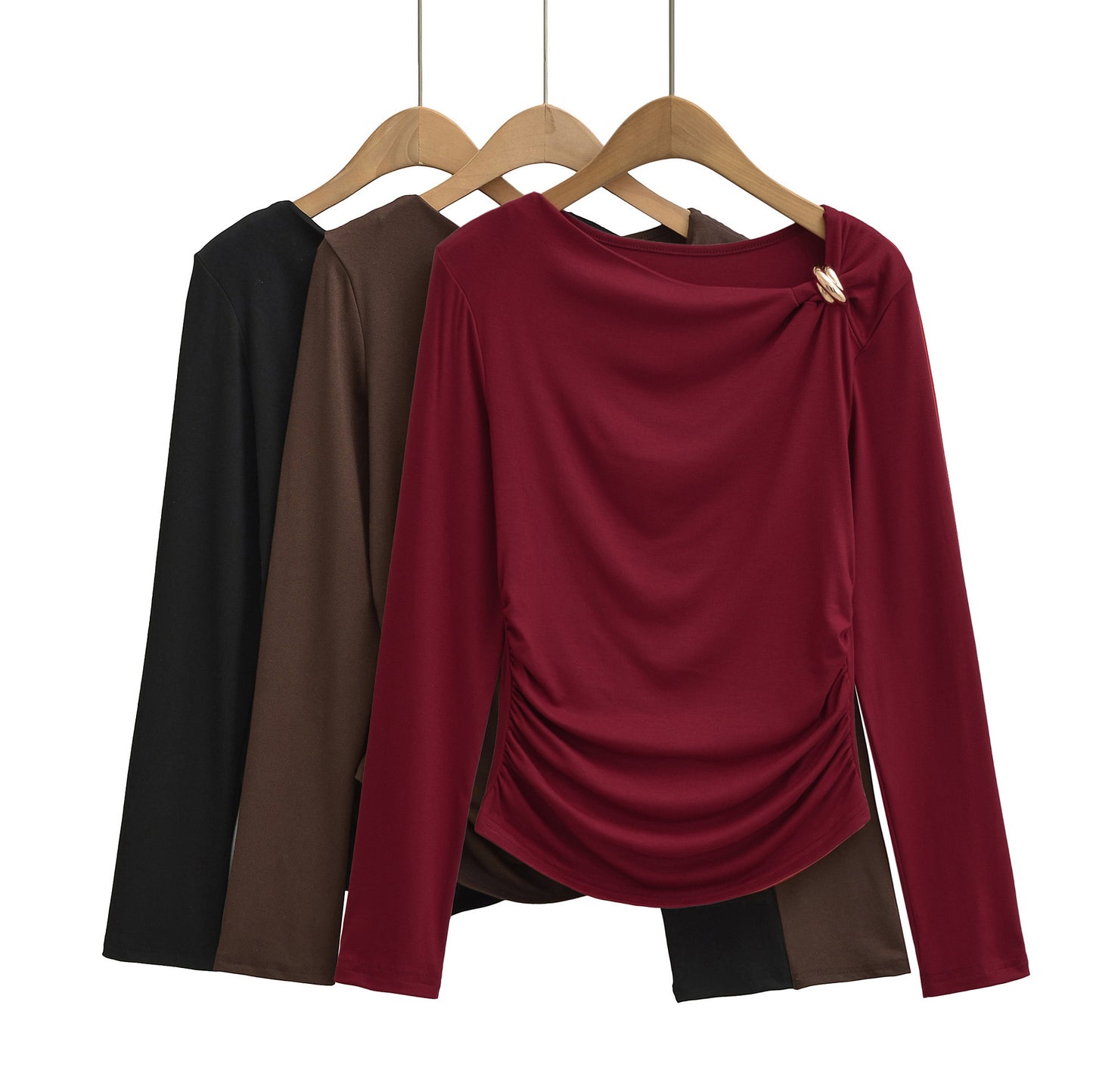 Top z dekoltem i metalową ozdobą