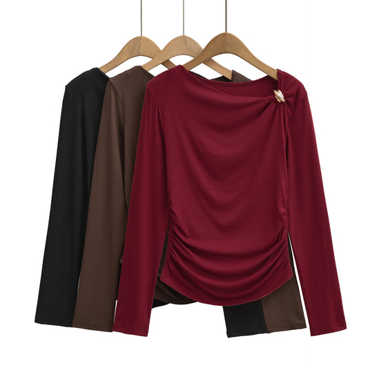 Top z dekoltem i metalową ozdobą