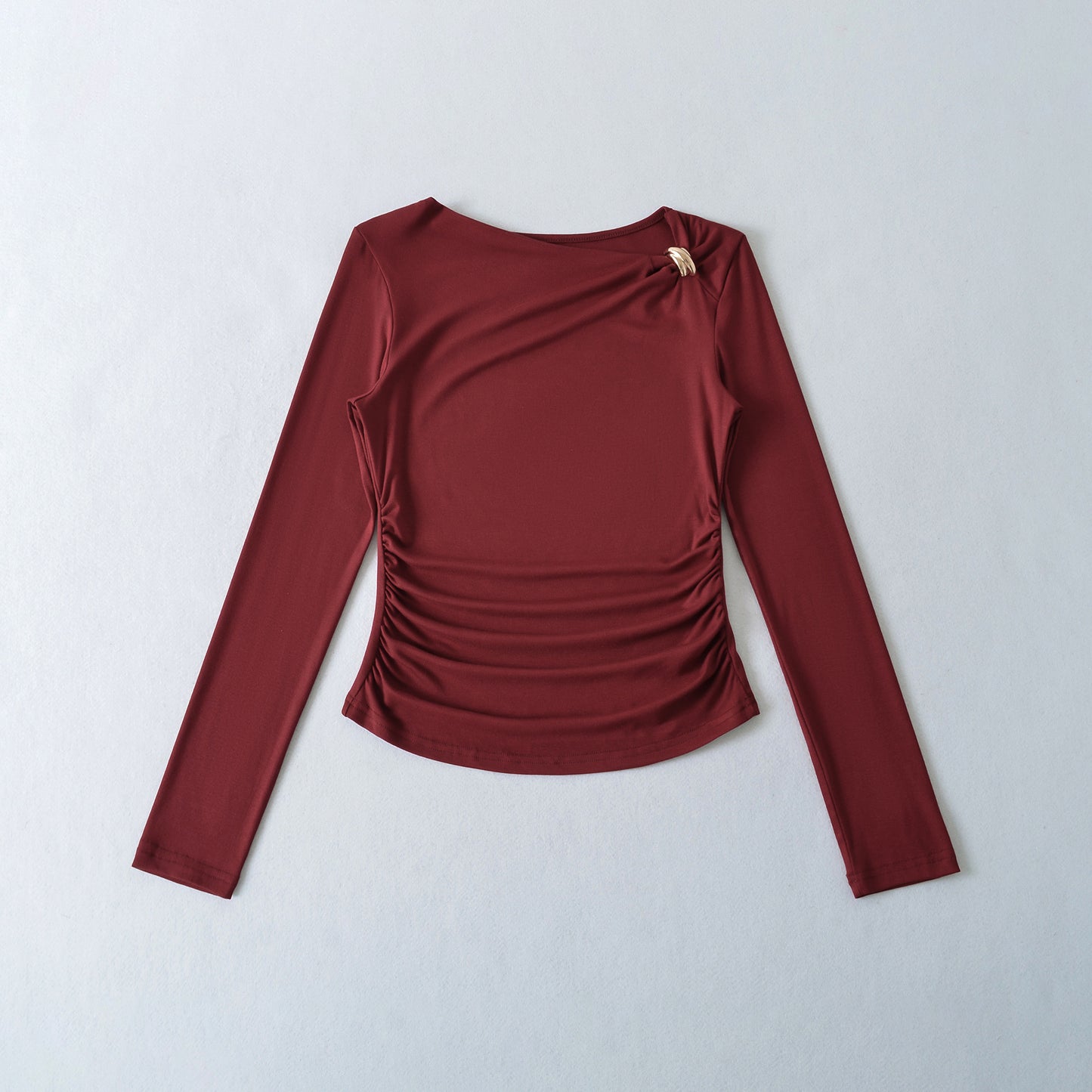 Top z dekoltem i metalową ozdobą